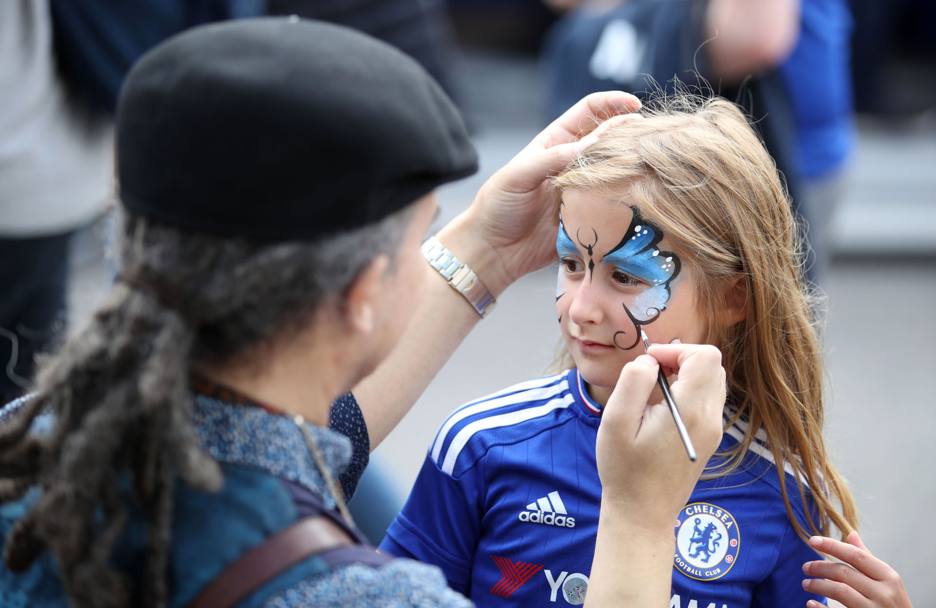 Una giovane supporter del Chelsea fuori dallo stadio Stamford Bridge (LaPresse)